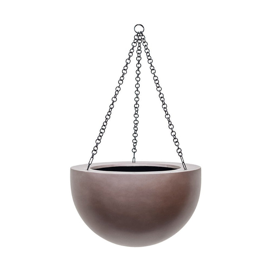 BAQ Gradient függeszthető gömb kaspó Matt Coffee színben, fekete lánccal, kisebb méretben.