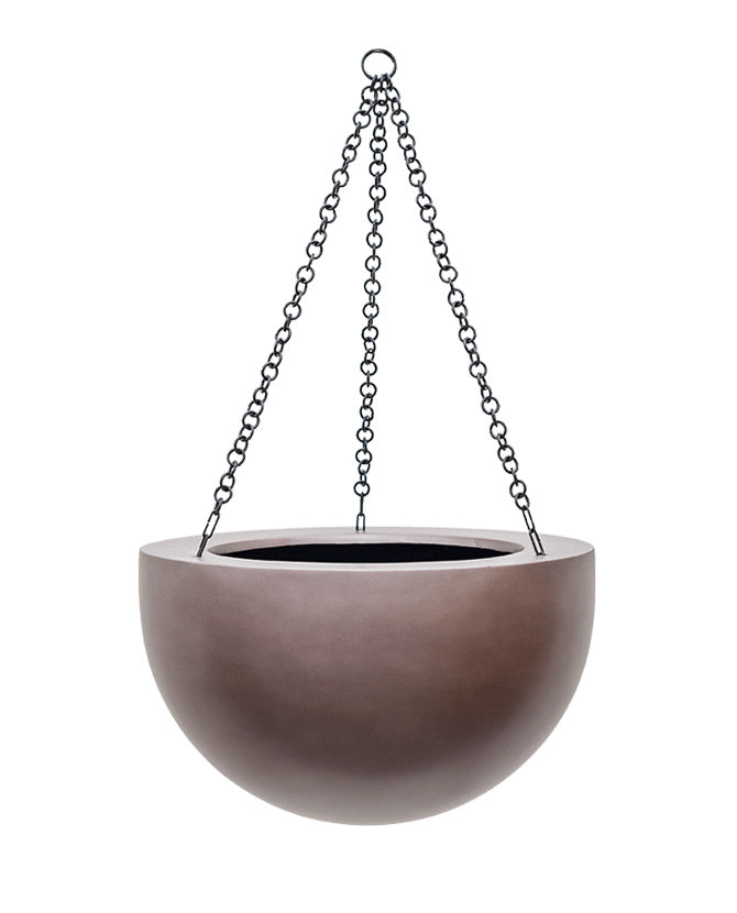 BAQ Gradient függeszthető gömb kaspó Matt Coffee színben, fekete lánccal, kisebb méretben.