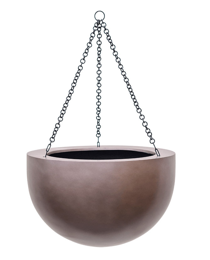 BAQ Gradient függeszthető gömb kaspó Matt Coffee színben, fekete lánccal, nagy méretben.