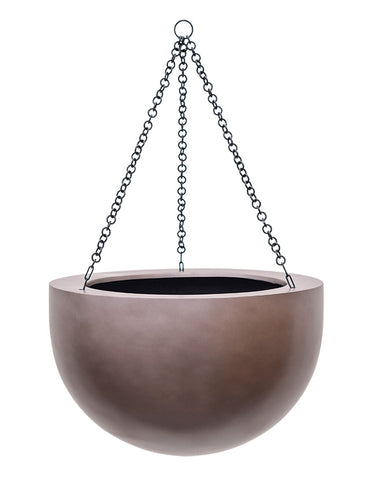 BAQ Gradient függeszthető gömb kaspó Matt Coffee színben, fekete lánccal, nagy méretben.