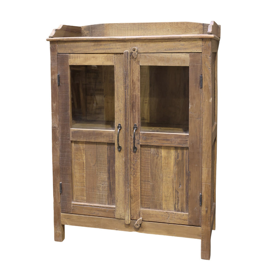Újrahasznosított fából készült, natúr színű, üvegezett kisszekrény.