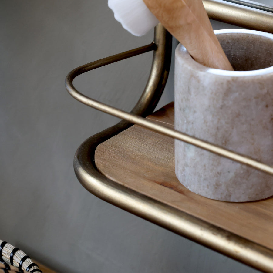 Vidéki stílusú, antikolt rézszínű, boltíves, dekorációs falitükör jegenyefenyő polccal.