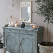 Shabby Chic stílusú tört fehér színű vintage falitükör tálaló fölött