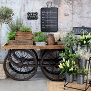 kerekes fa asztal ipari stílusú enteriőrben