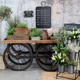 kerekes fa asztal ipari stílusú enteriőrben