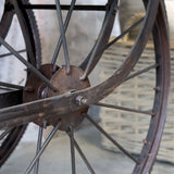 fém küllős kerekek vintage asztalon