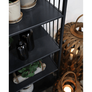 Modern ipair stílusú, 4 darab polccal felszerelt, fekete színű fém állvány.