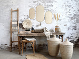 Kézműves konzolasztal dekorációval és kosarakkal enteriőrben