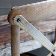 Vidéki stílusú, kaucsukfa étkezőszék, X-alakú háttámlával valamint rattan ülőfelülettel.