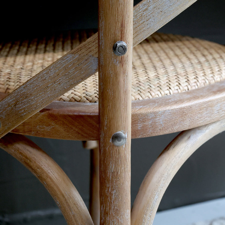 Vidéki stílusú, kaucsukfa étkezőszék, X-alakú háttámlával valamint rattan ülőfelülettel.