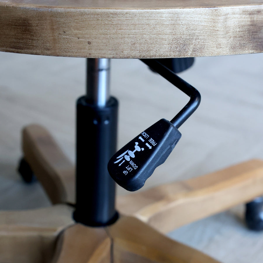 Nyírfából és rattanból készült, vintage stílusú, natúr irodai forgószék.