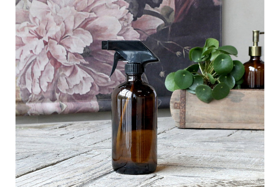 Sötétbarna üvegű szórófejes üvegpalack.