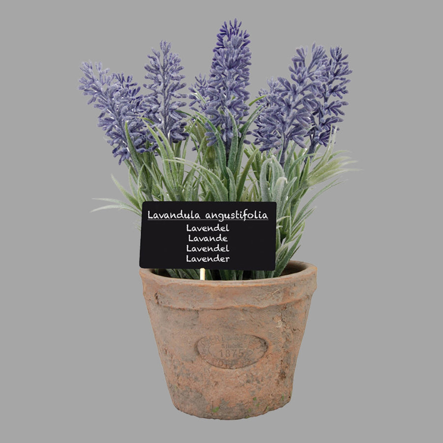 Pecsétes terrakotta cserépbe helyezett, levendula bokor műnövény.