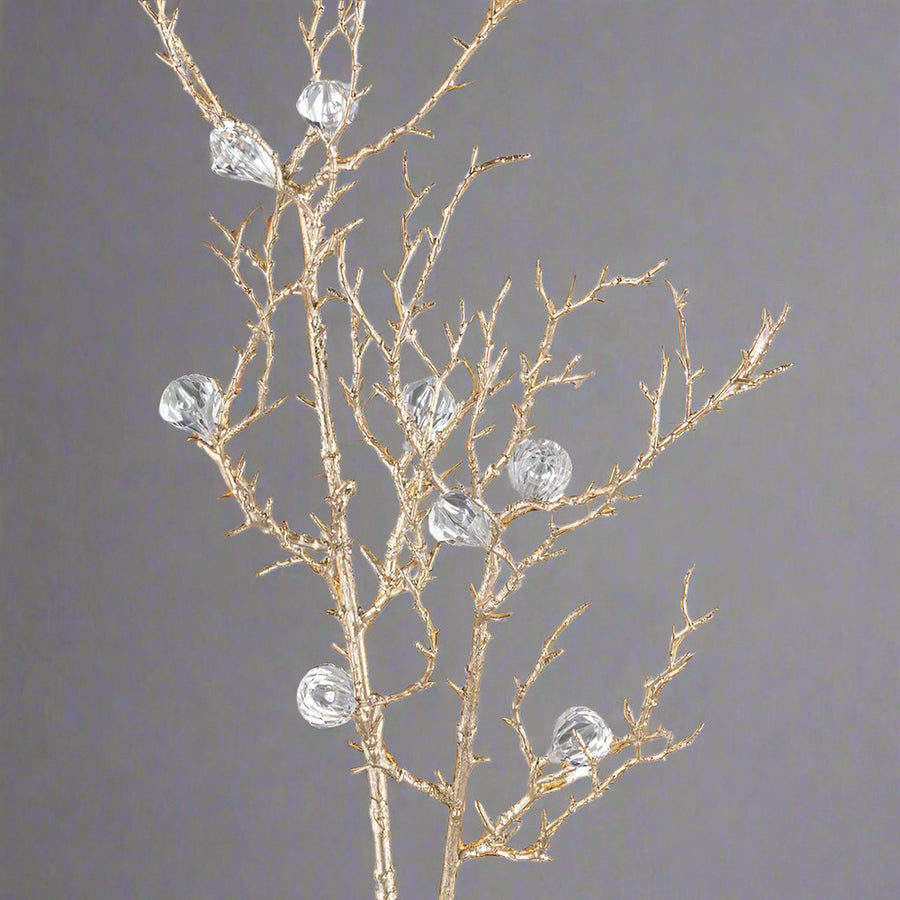 Közelkép: DIAMOND arany mű ág jégszerű gyémántdíszekkel.