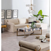 Art Deco stílusú nappaliban álló bézs színű kanapé.