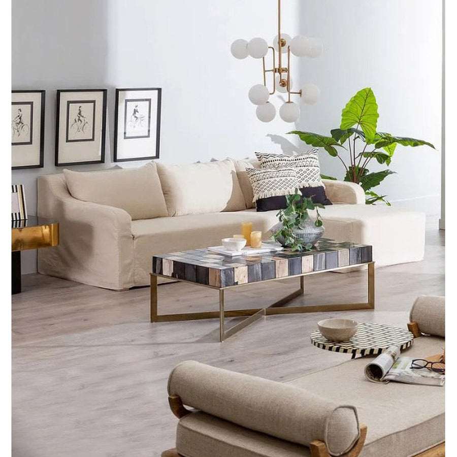 Art Deco stílusú nappaliban álló bézs színű kanapé.