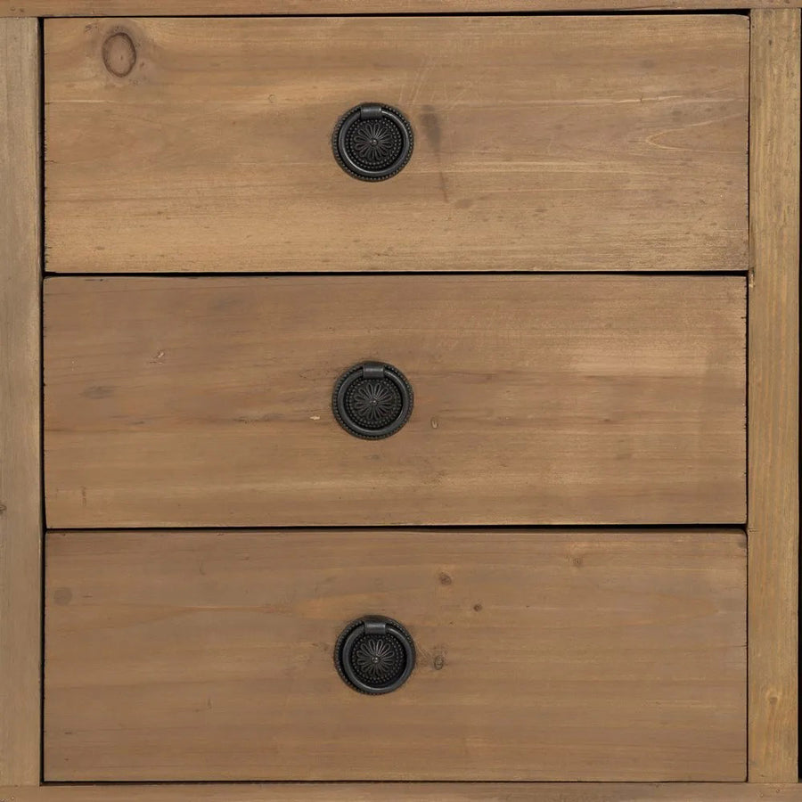 A koloniál stílusú, natúr színű tálalókomód fiókjának részlete.