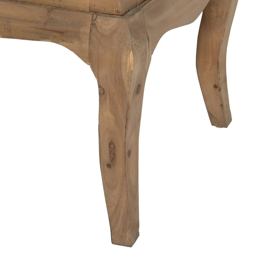 A koloniál stílusú, natúr színű tálalókomód lábainak részlete.