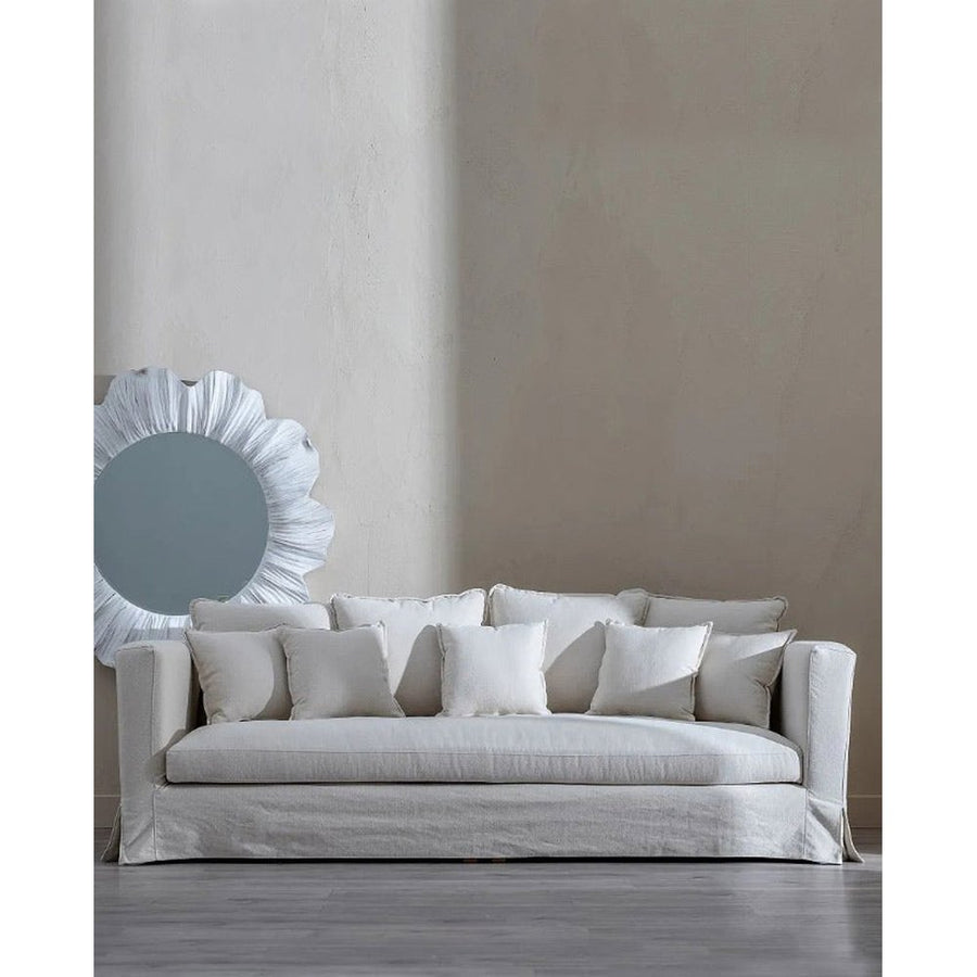 4 személyes, koloniál stílusú, bézs színű kanapé díszpárnákkal.