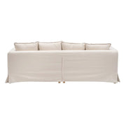 4 személyes, koloniál stílusú, bézs színű kanapé díszpárnákkal.