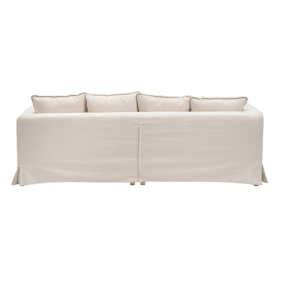 4 személyes, koloniál stílusú, bézs színű kanapé díszpárnákkal.