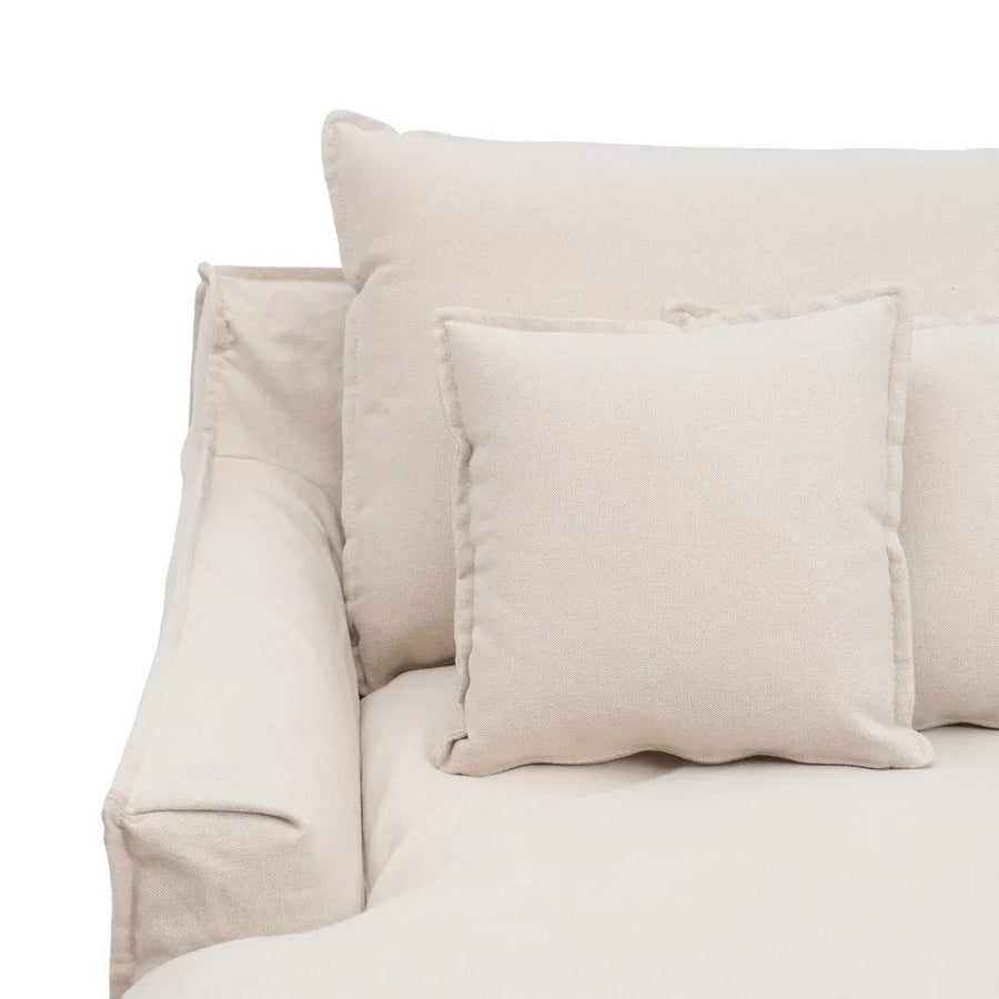 A koloniál stílusú, bézs színű, pamutvászon pihenőfotel karfa részlete.