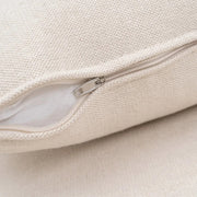 A koloniál stílusú, bézs színű, pamutvászon pihenőfotel cipzáros huzatának részlete.