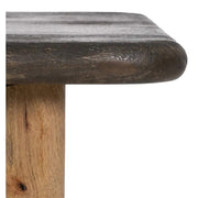 A kortárs stílusú, mangófából készült, natúr és sötétbarna színű dohányzóasztal pereme.