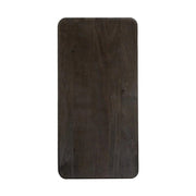 A kortárs stílusú, mangófából készült, natúr és sötétbarna színű dohányzóasztal asztallapja.