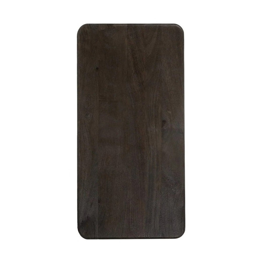 A kortárs stílusú, mangófából készült, natúr és sötétbarna színű dohányzóasztal asztallapja.