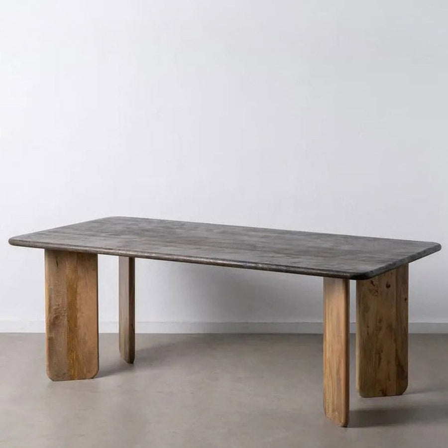 Kortárs stílusú, mangófából készült, natúr és sötétbarna színű étkezőasztal.