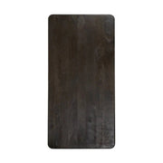 A kortárs stílusú, mangófából készült, natúr és sötétbarna színű étkezőasztal asztallapja.