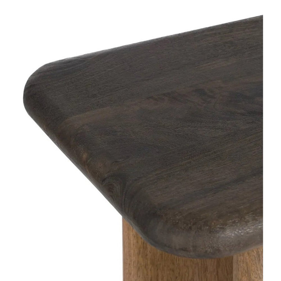 A kortárs stílusú, mangófából készült, natúr és sötétbarna színű konzolasztal fedlapja.