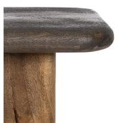 A kortárs stílusú, mangófából készült, natúr és sötétbarna színű konzolasztal pereme.