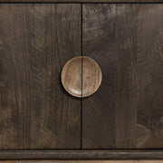 A kortárs stílusú mangófa komódszekrény egyedi fogantyújának részlete.