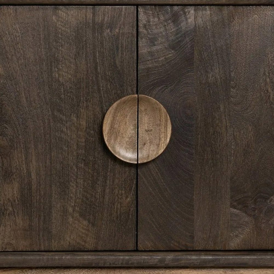 A kortárs stílusú mangófa komódszekrény egyedi fogantyújának részlete.