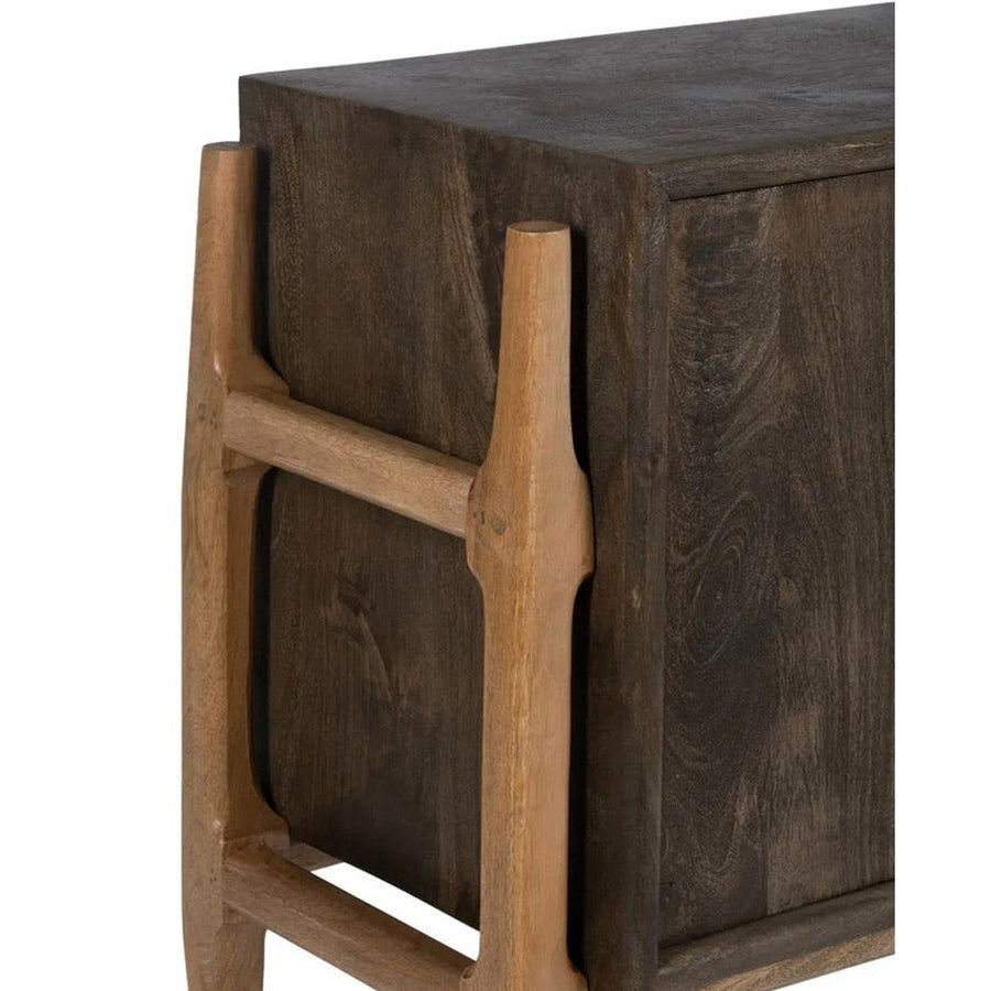 A kortárs stílusú mangófa komódszekrény lábazátank részlete.