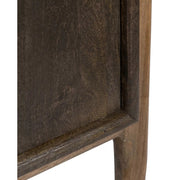 A kortárs stílusú mangófa komódszekrény lábazatának részlete.