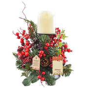 Vidéki stílusú, fenyőágakkal és termésekkel díszített karácsonyi műnövény gyertyatartó