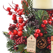 Vidéki stílusú, fenyőágakkal és termésekkel díszített karácsonyi műnövény gyertyatartó