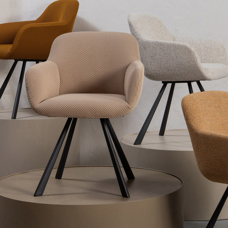 Kortárs stílusú, fekete fémvázas étkezőszék, bézs színű, kötött-hálós kárpittal