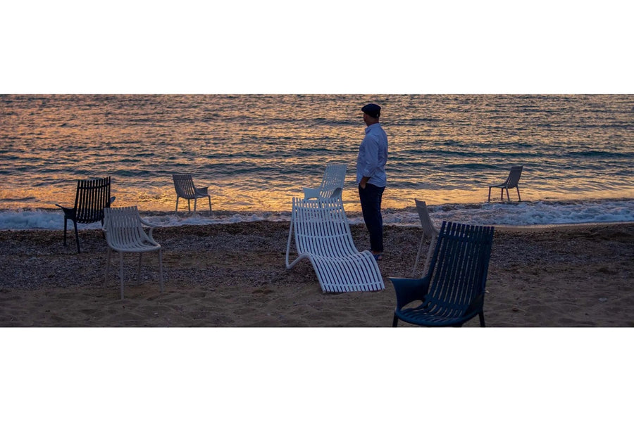 Design műanyag székek tengerparton.