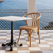 Cate natúr bükkfa étkezőszék rattan ülőfelülettel mediterrán hangulatú teraszon