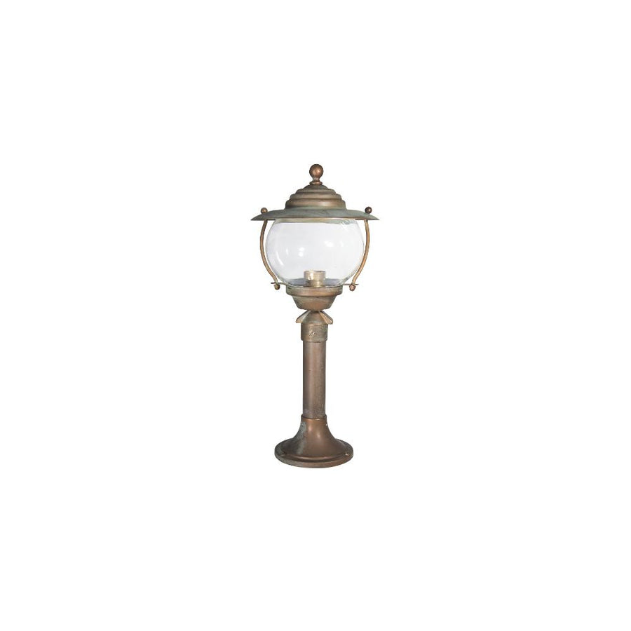 Moretti Luce Betulle vintage stílusú tömör réz kerti kandeláber gömbölyded üvegbúrával, 47 cm-es magassággal