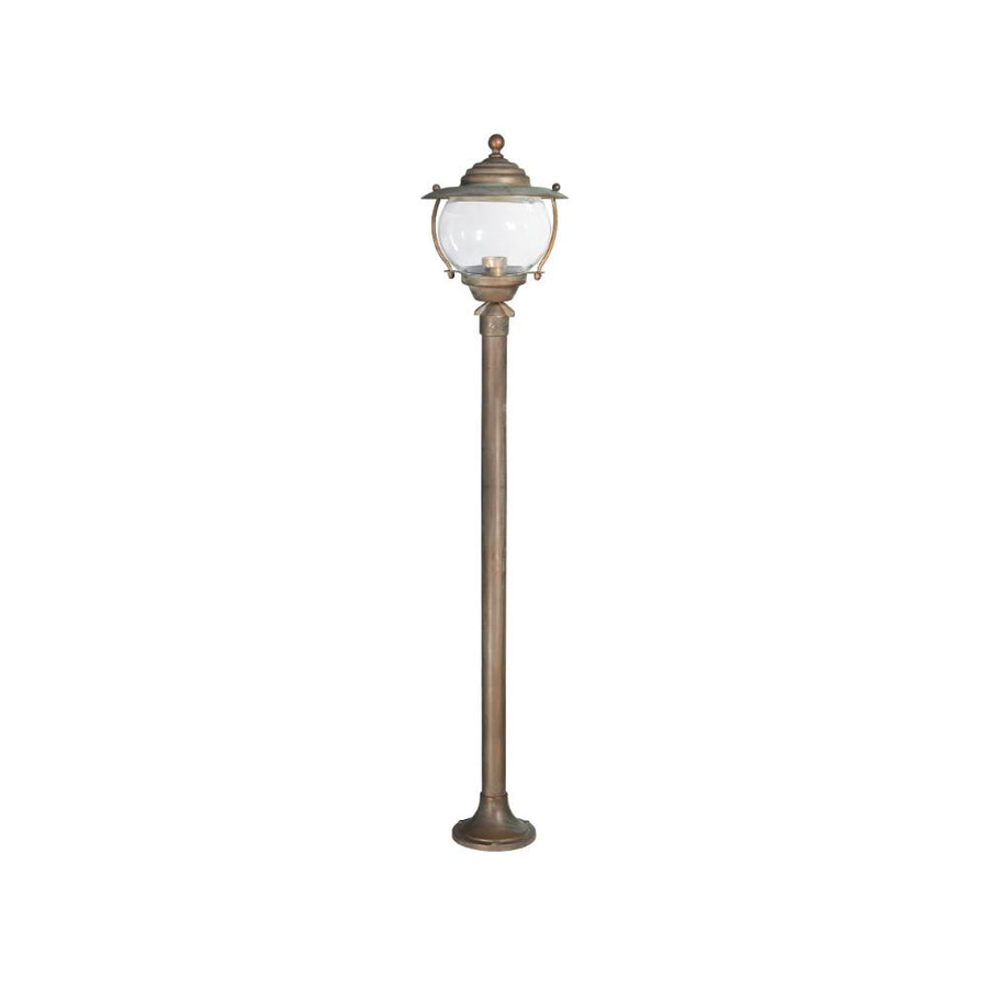 Moretti Luce Betulle vintage stílusú tömör réz kerti kandeláber gömbölyded üvegbúrával, 107 cm-es magassággal