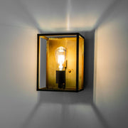 Cubic ipari falilámpa világítás közben, geometrikus fémkerettel, zárt hátlappal és dekoratív Edison stílusú izzóval