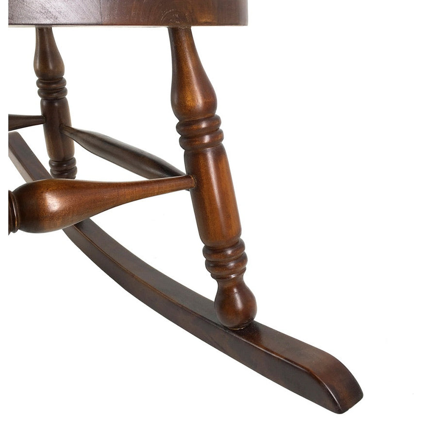 Koliniál stílusú, mahagónifából készült, kézműves hintaszék láb részlete.