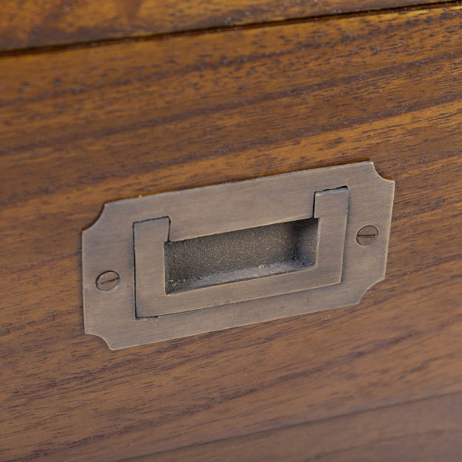 Loft stílusú, mindifából készült, üvegajtós vitrines szekrény