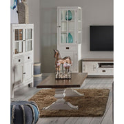 Nappaliban álló, mindifából készül dohányzóasztal vitrines szekrényekkel és tv szekrénnyel.