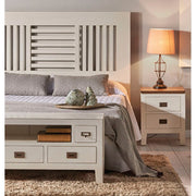 Hálószobában, ágy mellett álló modern stílusú éjjeliszekrény.